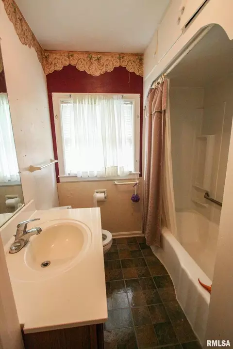 124 11th St, Carmi, IL 62821 photo 3