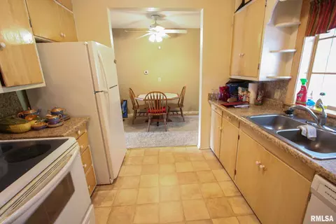 124 11th St, Carmi, IL 62821 photo 10