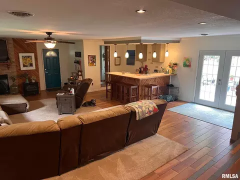 205 E Williams St, Benton, IL 62812 photo 12