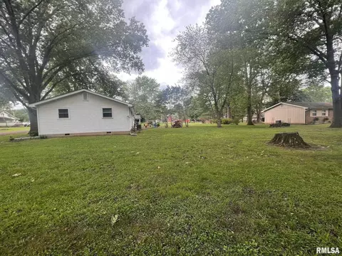205 E Williams St, Benton, IL 62812 photo 24