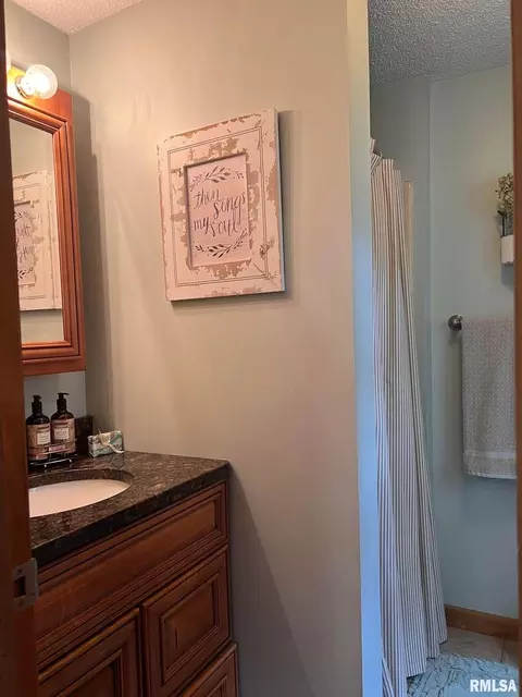 205 E Williams St, Benton, IL 62812 photo 14