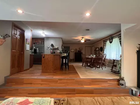 205 E Williams St, Benton, IL 62812 photo 18