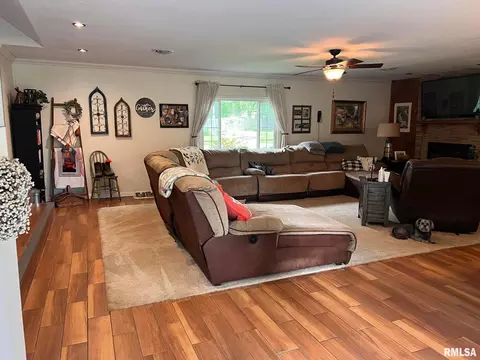 205 E Williams St, Benton, IL 62812 photo 17