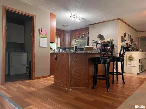 205 E Williams St, Benton, IL 62812 photo 9