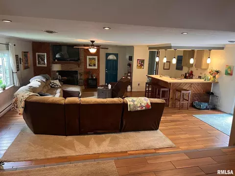 205 E Williams St, Benton, IL 62812 photo 11