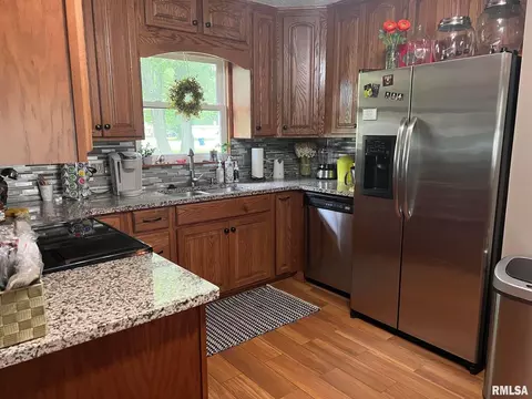 205 E Williams St, Benton, IL 62812 photo 10