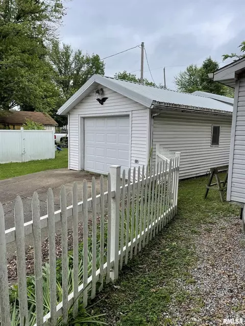 727 S Maple St, Centralia, IL 62801 photo 3