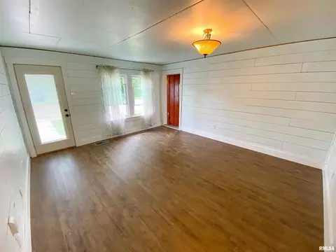 330 S State St, Flora, IL 62839 photo 3