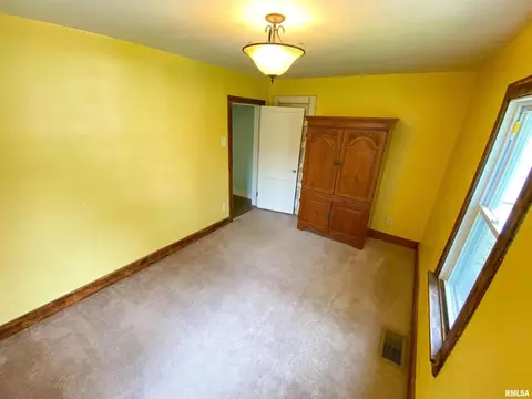330 S State St, Flora, IL 62839 photo 33