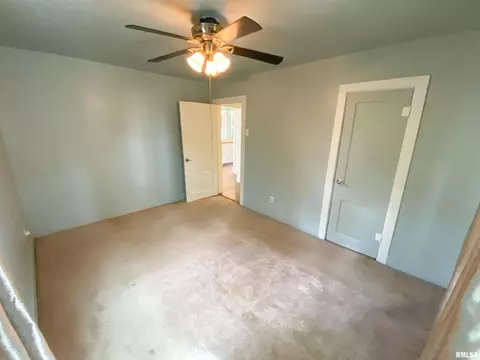 330 S State St, Flora, IL 62839 photo 29