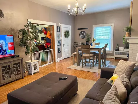 402 S Thomas St, Christopher, IL 62822 photo 5
