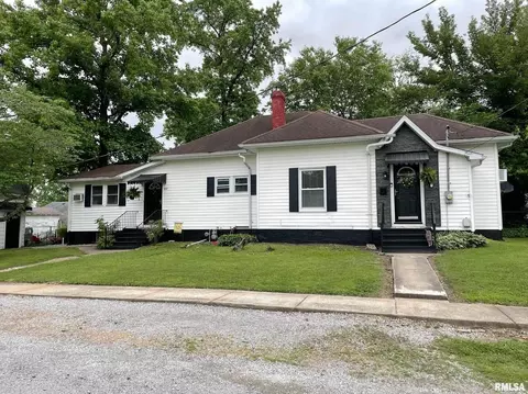 402 S Thomas St, Christopher, IL 62822 photo 2