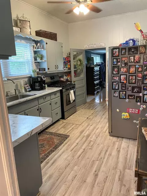 402 S Thomas St, Christopher, IL 62822 photo 8