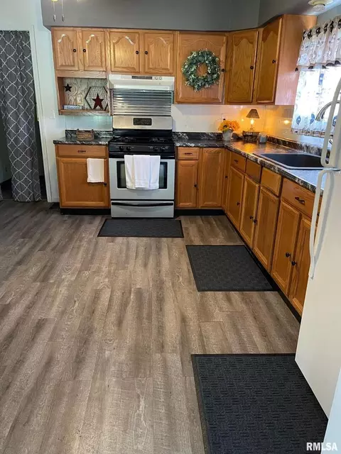 604 N State St, Christopher, IL 62822 photo 9