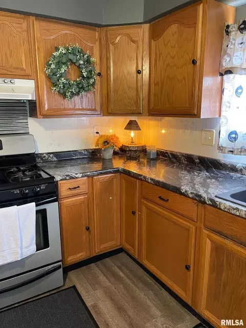 604 N State St, Christopher, IL 62822 photo 11