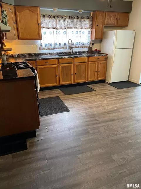 604 N State St, Christopher, IL 62822 photo 10
