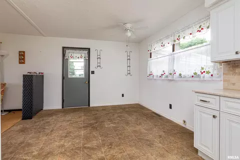 808 W Sylvia St, Christopher, IL 62822 photo 9