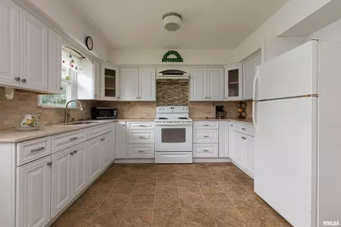 808 W Sylvia St, Christopher, IL 62822 photo 7
