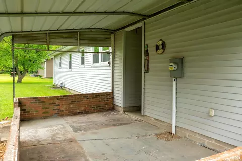 808 W Sylvia St, Christopher, IL 62822 photo 18
