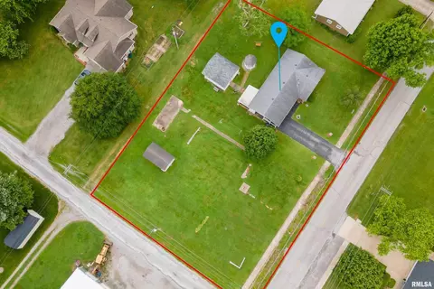 808 W Sylvia St, Christopher, IL 62822 photo 23