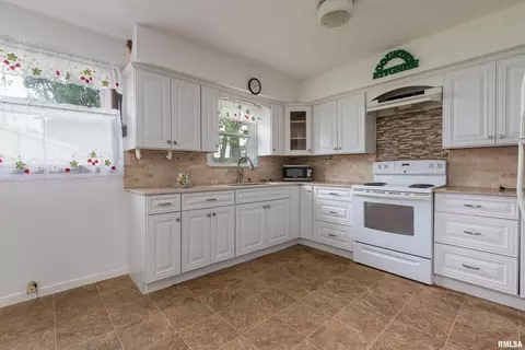 808 W Sylvia St, Christopher, IL 62822 photo 8