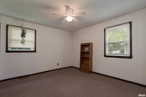 808 W Sylvia St, Christopher, IL 62822 photo 13