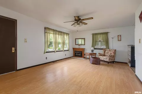 808 W Sylvia St, Christopher, IL 62822 photo 4