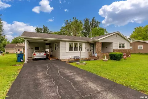 808 W Sylvia St, Christopher, IL 62822 photo 3