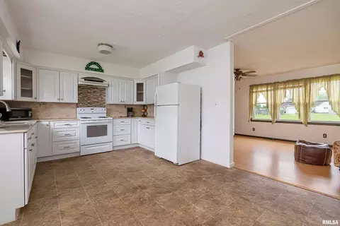 808 W Sylvia St, Christopher, IL 62822 photo 6