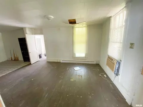 208 E 4th St, Flora, IL 62839 photo 9