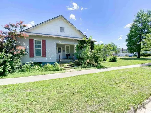 208 E 4th St, Flora, IL 62839 photo 1