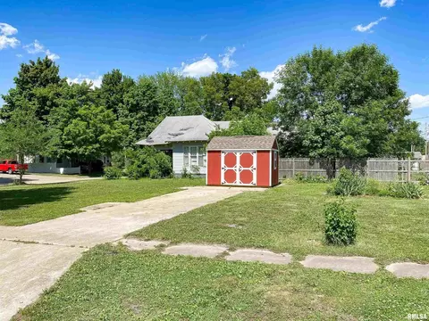 208 E 4th St, Flora, IL 62839 photo 2