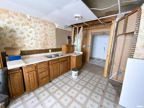 208 E 4th St, Flora, IL 62839 photo 8