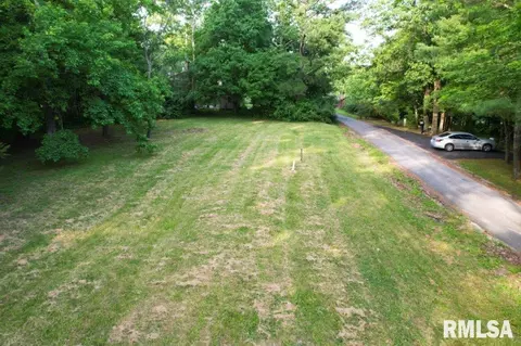 000 May Apple Ln, Carbondale, IL 62903