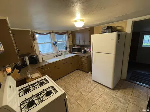 703 3rd St, Carmi, IL 62821 photo 4