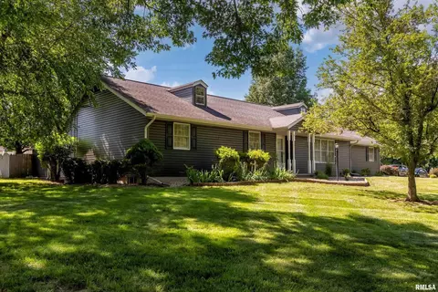 1209 Tanglewood Dr, Herrin, IL 62948 photo 1