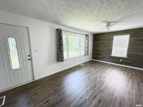 909 E 15th St, Centralia, IL 62801 photo 4