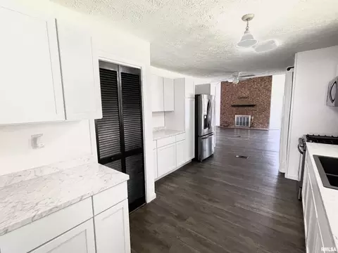 909 E 15th St, Centralia, IL 62801 photo 8