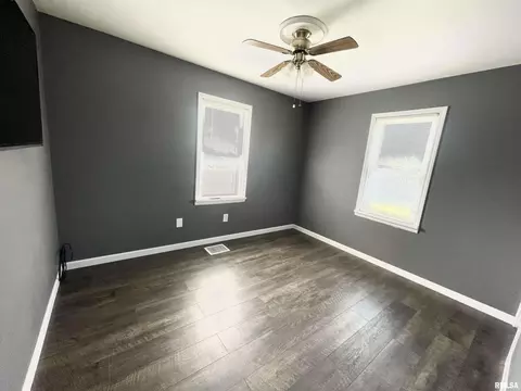 909 E 15th St, Centralia, IL 62801 photo 2