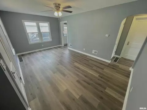 328 Jefferson Ave, Flora, IL 62839 photo 5
