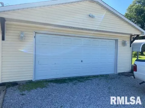 95 N College St, Ewing, IL 62836 photo 4