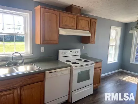 95 N College St, Ewing, IL 62836 photo 9