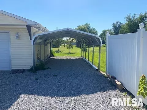 95 N College St, Ewing, IL 62836 photo 3