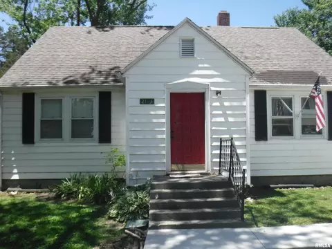2143 N Cedar Ave, Salem, IL 62881 photo 1