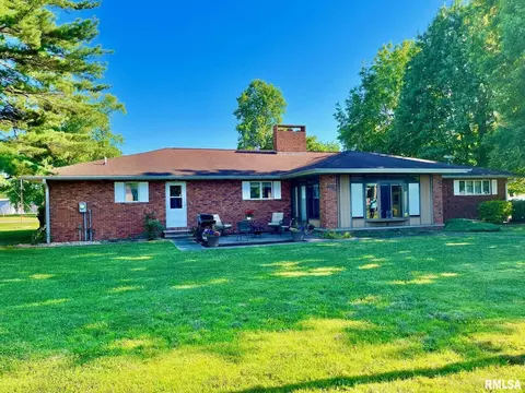 700 E Callie St, Sesser, IL 62884 photo 2