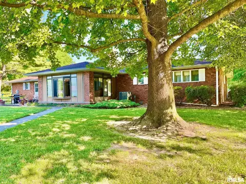 700 E Callie St, Sesser, IL 62884 photo 5