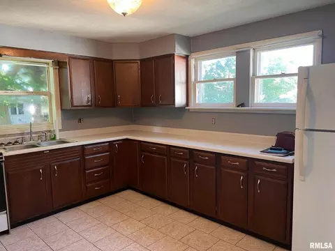 305 N Victor St, Christopher, IL 62822 photo 17