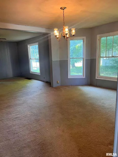 305 N Victor St, Christopher, IL 62822 photo 2