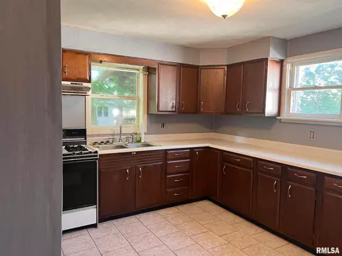 305 N Victor St, Christopher, IL 62822 photo 15