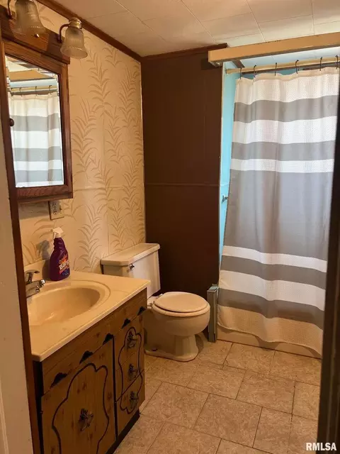 305 N Victor St, Christopher, IL 62822 photo 14